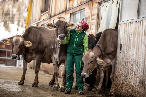 Junglandwirtin Anina Ritler ist auf dem Betrieb «Bürli-Schiirli» in Oberwald VS angestellt. Bild: Pia Neuenschwander 