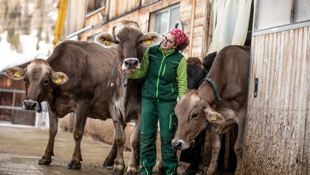 Junglandwirtin Anina Ritler ist auf dem Betrieb «Bürli-Schiirli» in Oberwald VS angestellt. Bild: Pia Neuenschwander 