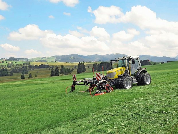 Die Doppelmesser sind im Gras schwer zu erkennen und passen sich den Unebenheiten des Geländes an.