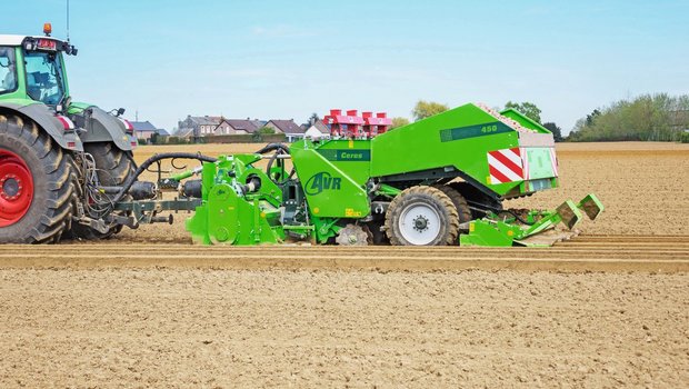 Alle Arbeiten, die auf dem Feld erledigt werden, müssen für den ÖLN im Feldkalender erfasst werden. Hier wäre ein Eintrag für das Setzen von Kartoffeln nötig – analog im Büchlein oder digital direkt via App. Bild: Sebastian Hagenbuch