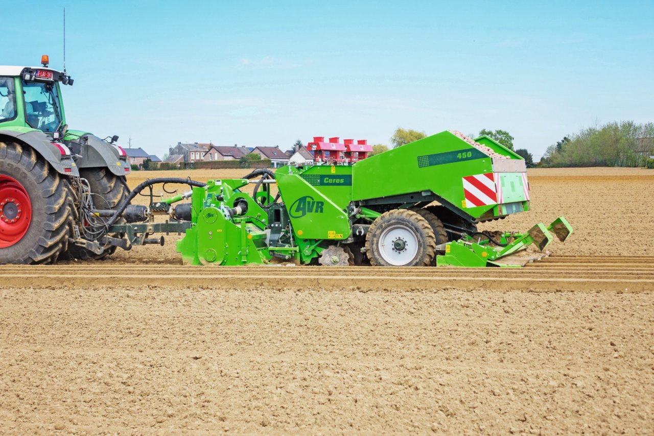 Alle Arbeiten, die auf dem Feld erledigt werden, müssen für den ÖLN im Feldkalender erfasst werden. Hier wäre ein Eintrag für das Setzen von Kartoffeln nötig – analog im Büchlein oder digital direkt via App. Bild: Sebastian Hagenbuch