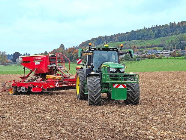 Am Vorgewende braucht es Platz, damit die Automatik das Gespann in einem Zug und ohne Hin und Her drehen kann. 