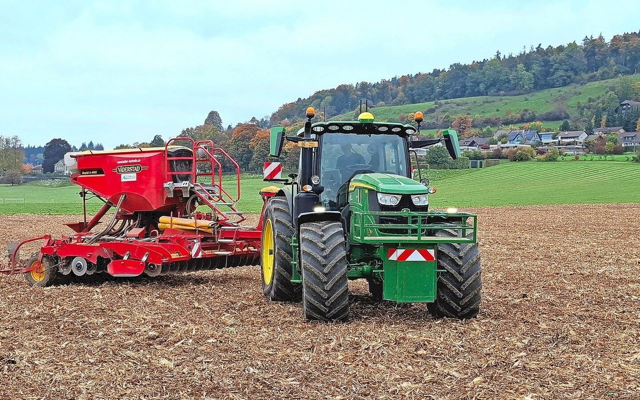 Am Vorgewende braucht es Platz, damit die Automatik das Gespann in einem Zug und ohne Hin und Her drehen kann. 