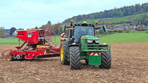 Am Vorgewende braucht es Platz, damit die Automatik das Gespann in einem Zug und ohne Hin und Her drehen kann. 