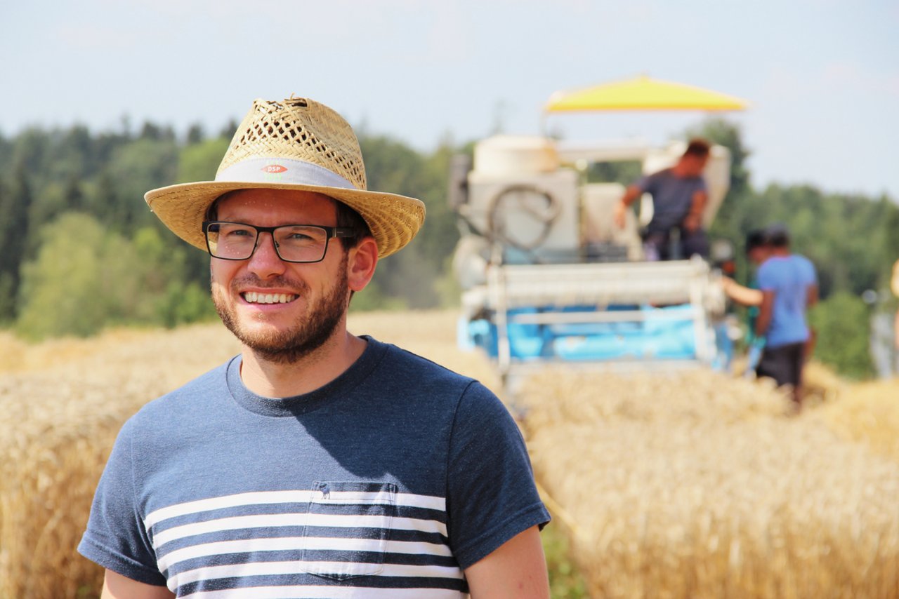 «Je nach Jahr und Standort können zweizeilige Gerstensorte ebenbürtige Erträge liefern», erklärt Martin Bertschi, Berater am Strickhof aus jahrelanger Erfahrung als Versuchsbetreuer für das Forum Ackerbau. Bild: Sebastian Hagenbuch