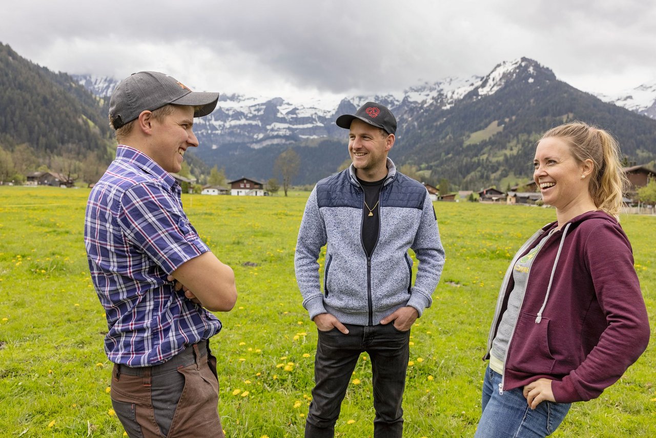 Martin Bergmann, Kurt Bühler und Jasmine Baumann (v.l.) freuen sich auf den Sommer. Martin Bergmann und Jasmine Baumann gehen gerne zAlp, Kurt Bühler schätzt die abwechslungsreiche Arbeit im Tal. Bild: die grüne/Gian Vaitl