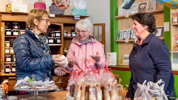 Vereinspräsidentin Margareta Widmer (rechts) mit «Ladenhüterinnen» im BahnHOFLaden Trubschachen BE. (Bild: «die grüne» / Pia Neuenschwander)