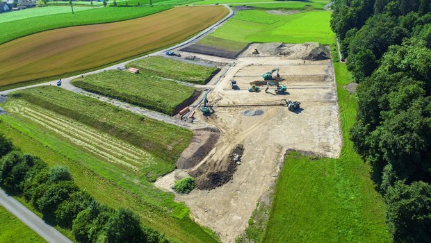 Auf dieser Parzelle wird während drei Jahren der Boden aufgebessert. Teilstücke wie oben in der Parzelle werden fertig gestellt und können laufend angesät und wieder genutzt werden. Bagger und Dumper schichten Bodenhorizonte auf