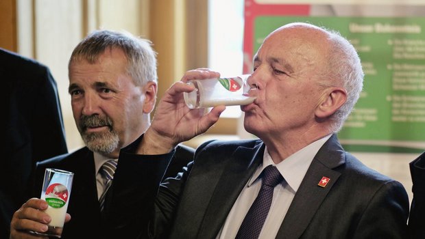 SMP-Präsident Hanspeter Kern (links) trinkt mit Bundespräsident Ueli Maurer «Swissmilk Green». Bild: Jürg Vollmer