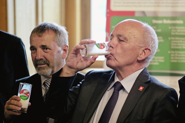 SMP-Präsident Hanspeter Kern (links) trinkt mit Bundespräsident Ueli Maurer «Swissmilk Green». Bild: Jürg Vollmer