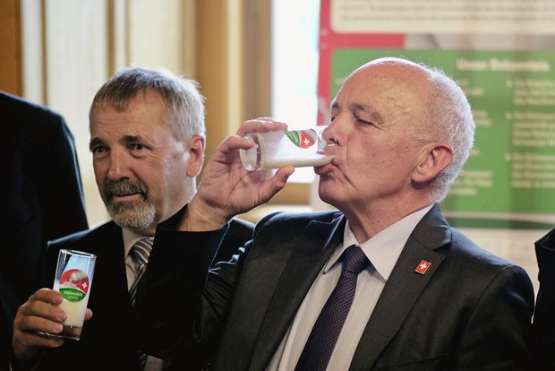 «Swissmilk Green» – der umstrittene Branchen-Standard für Schweizer Milch SMP-Präsident Hanspeter Kern (links) trinkt mit Bundespräsident Ueli Maurer «Swissmilk Green». Bild: Jürg Vollmer