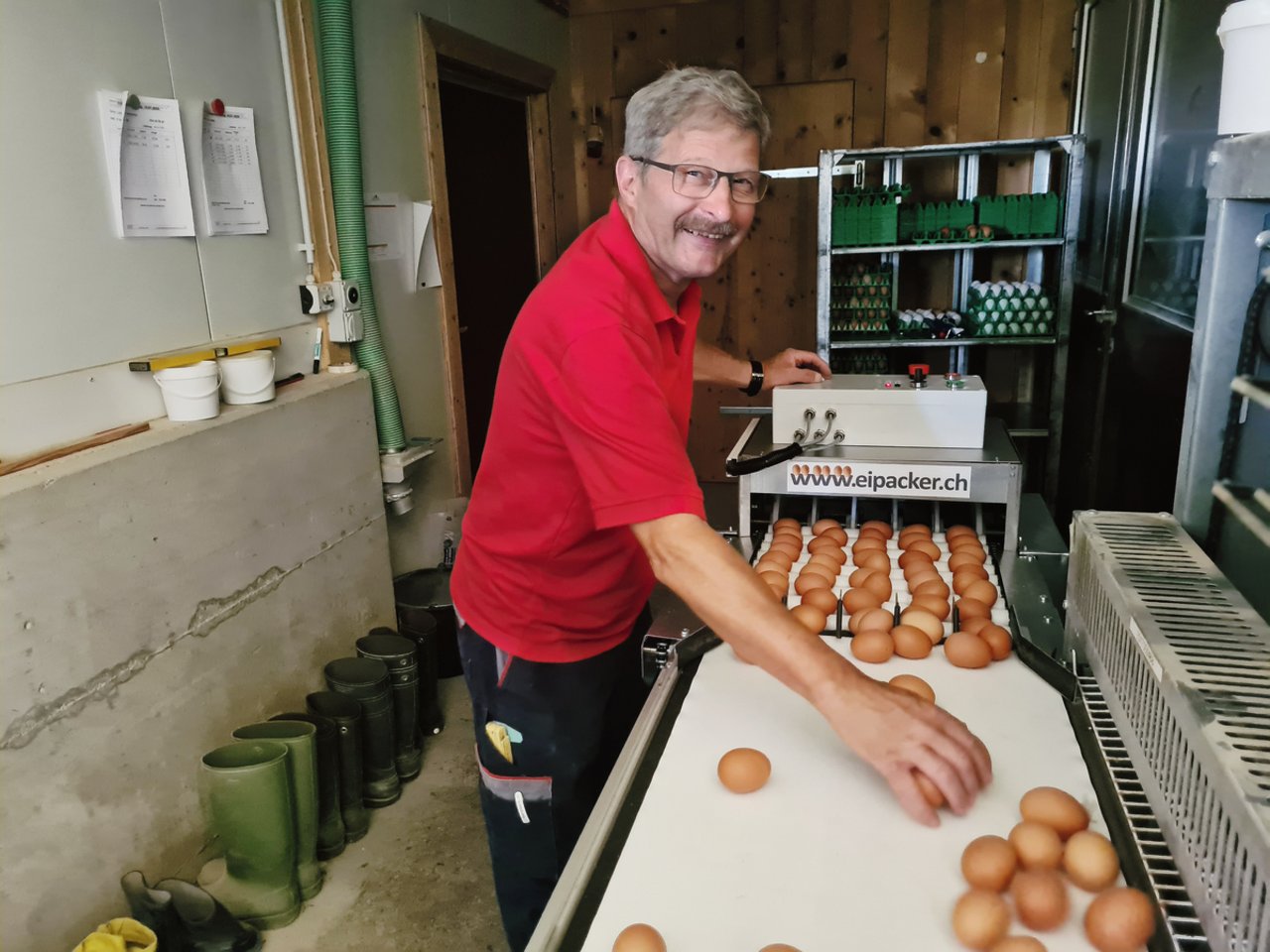 Pius Wey mit seiner selber entwickelten Eierpackmaschine. Bild: Beat Schmid