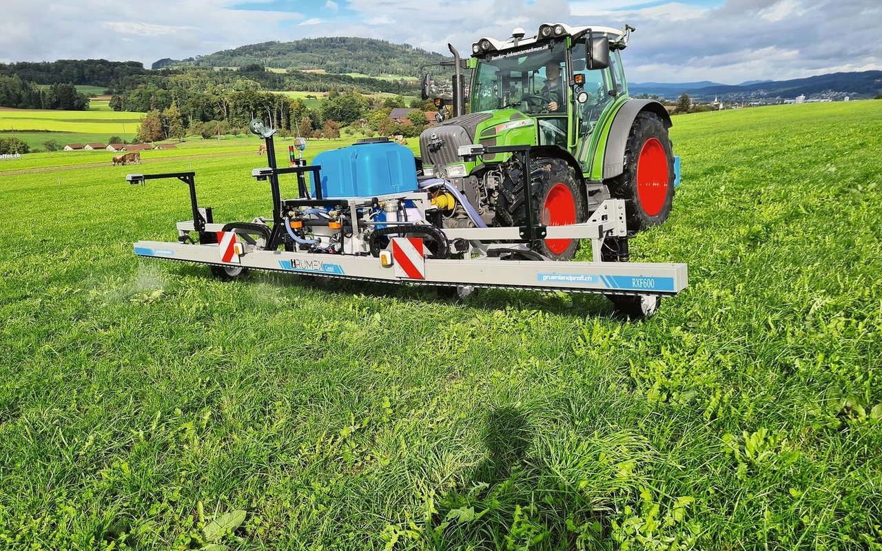 Das Blackenbekämpfungssystem von Rumex wird im Frontanbau eingesetzt und hat ein dreiteiliges Spritzgestänge mit einer Gesamtarbeitsbreite von sechs Metern. 