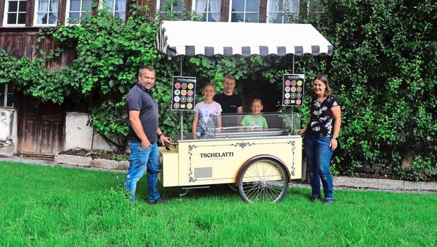 Stolz auf ihr Teschelatti-Vehikel sind Ernst und Monja Brunner mit den Kindern Selina, Ernst und Samira (v.l.). Auf dem Bild fehlt Tochter Angelina. Mit dem mobilen Glacestand vermarkten Brunners 20 Glacesorten. 