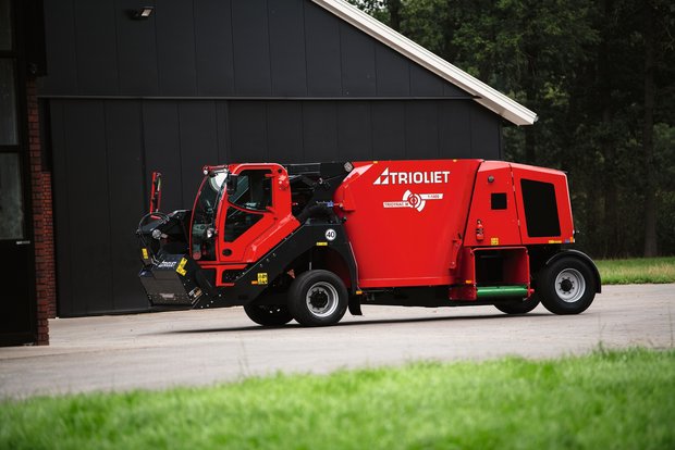 Selbstfahr-Futtermischer Triotrac M von Trioliet mischt unter beengten Verhältnissen Der kompakte Selbstfahr-Futtermischwagen Triotrac M (Fassungsvermögen 14 m3). Die Vierradlenkung ermöglicht einen engen Wendekreis. Bild: zVg