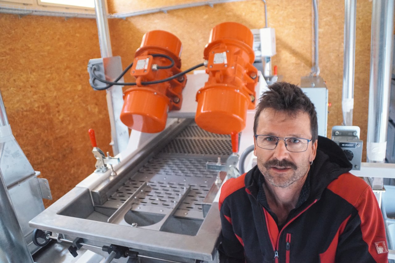 Johannes Janggen bei der Nussknack- und Sortier-Maschine. Bild: Michael Götz