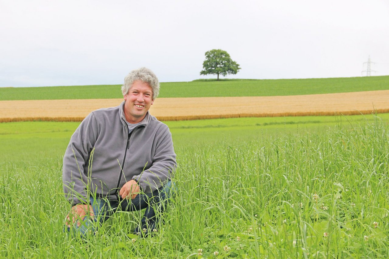 «Nach dem ersten Schnitt bekommt das Zwischenfutter Gülle, genauso wie nach dem zweiten Schnitt im Herbst und im Frühling nochmals», erklärt Urs Rinderknecht. Bild: Sebastian Hagenbuch