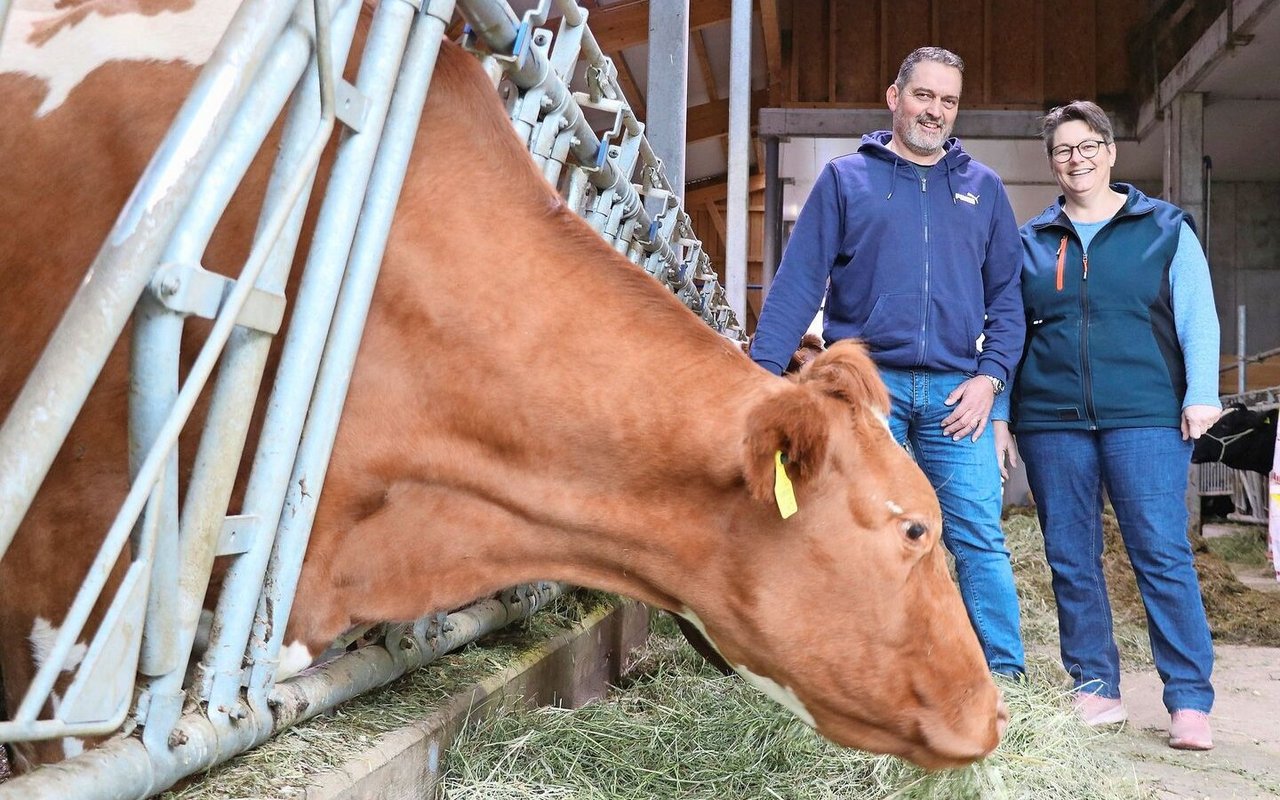 Roland und Sandra Reusser führen einen Landwirtschaftsbetrieb mit Milchwirtschaft. Als Nebenverdienst bieten sie soziale Dienstleistungen an. 