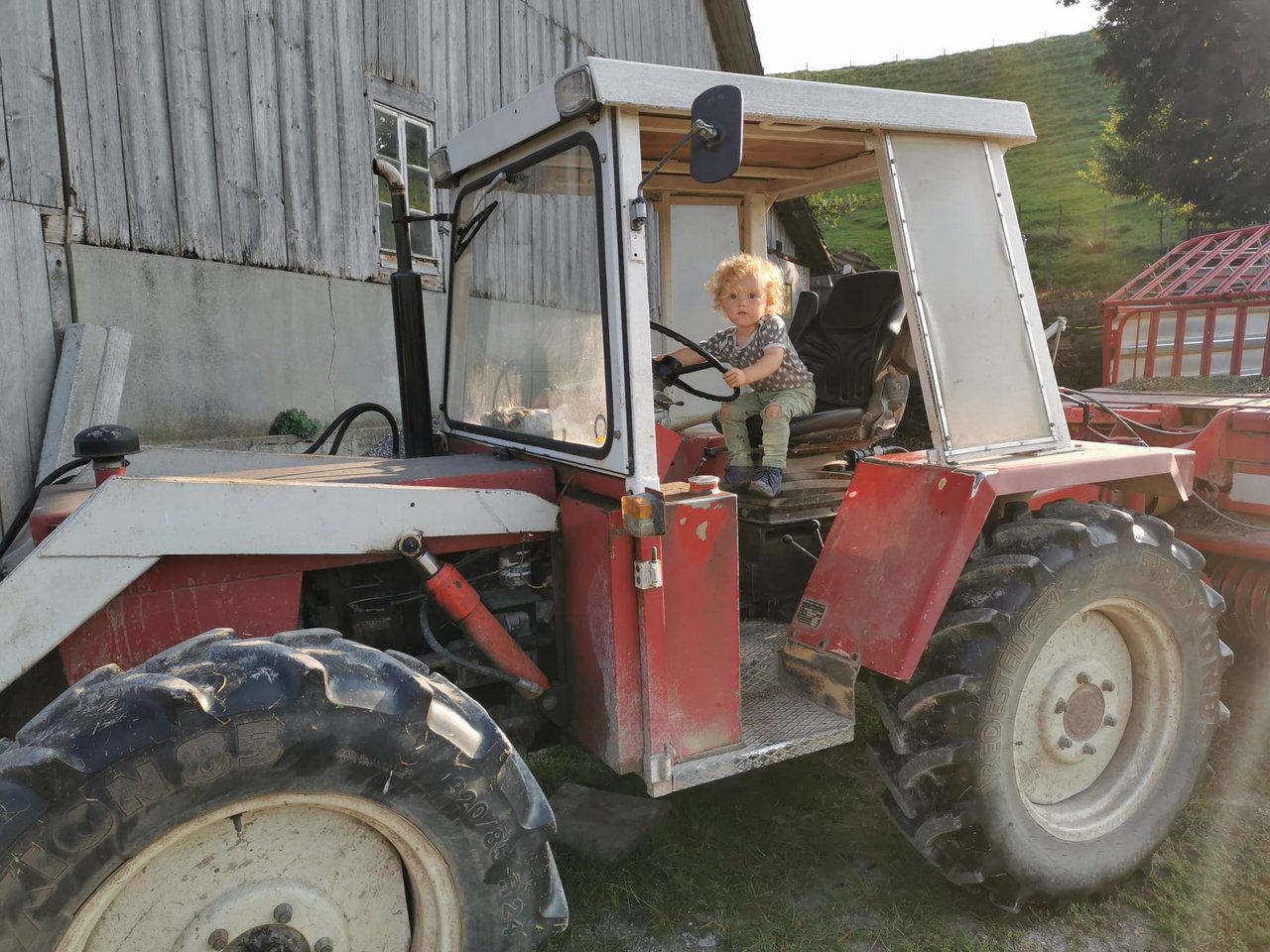 Unser Enkel Max ist doch noch etwas zu klein für diesen grossen Traktor. Da wäre doch das zu gewinnende Modell genau richtig, um schon mal zu üben und mit dem Ätti auch mal ein Traktor Rennen zu machen. Das Bild hat Franziska Seiler eingesendet.