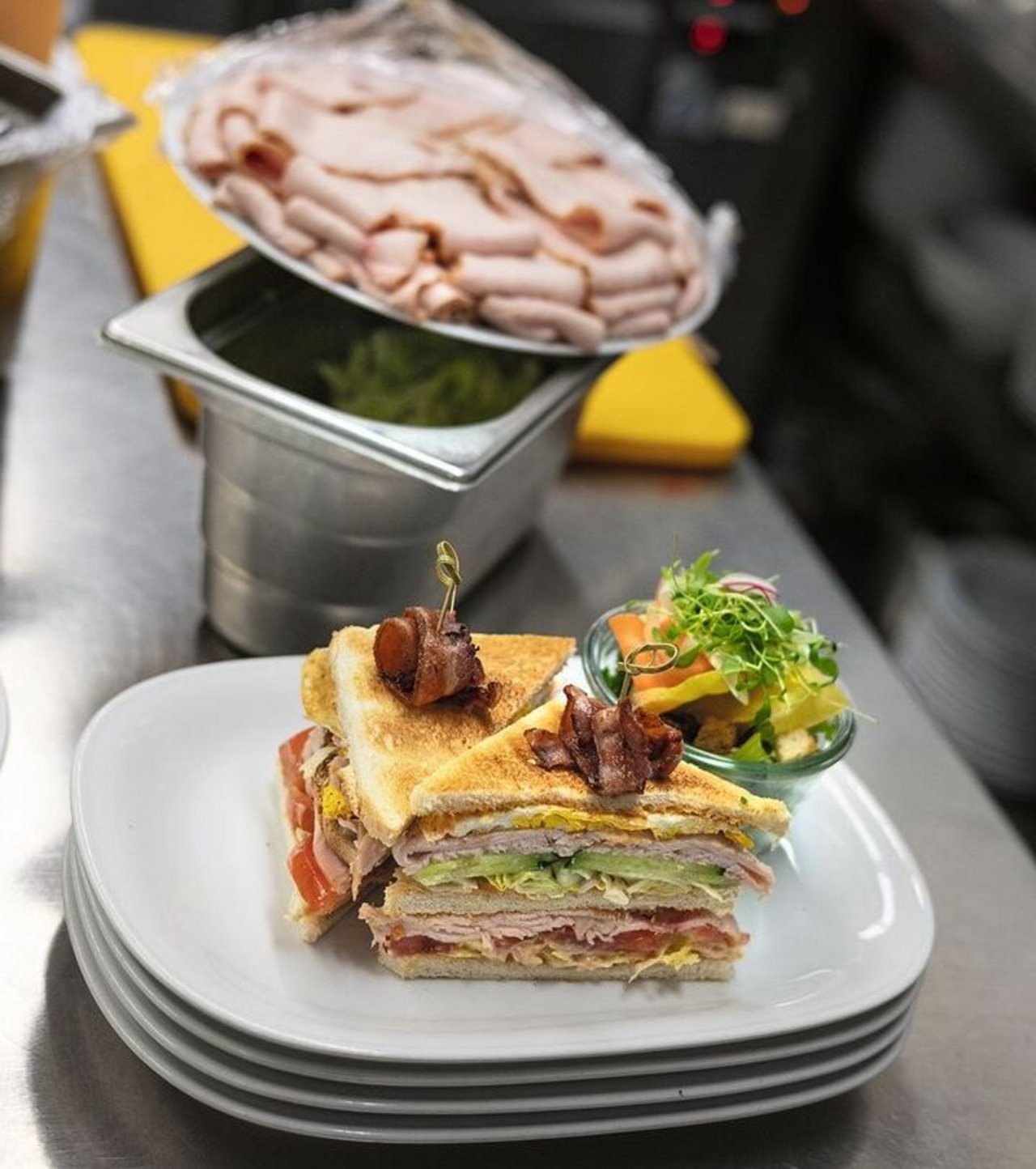 Das Club-Sandwich mit Trutenbrust gehört zu den beliebtesten Gerichten in den Giessbach-Restaurants.
