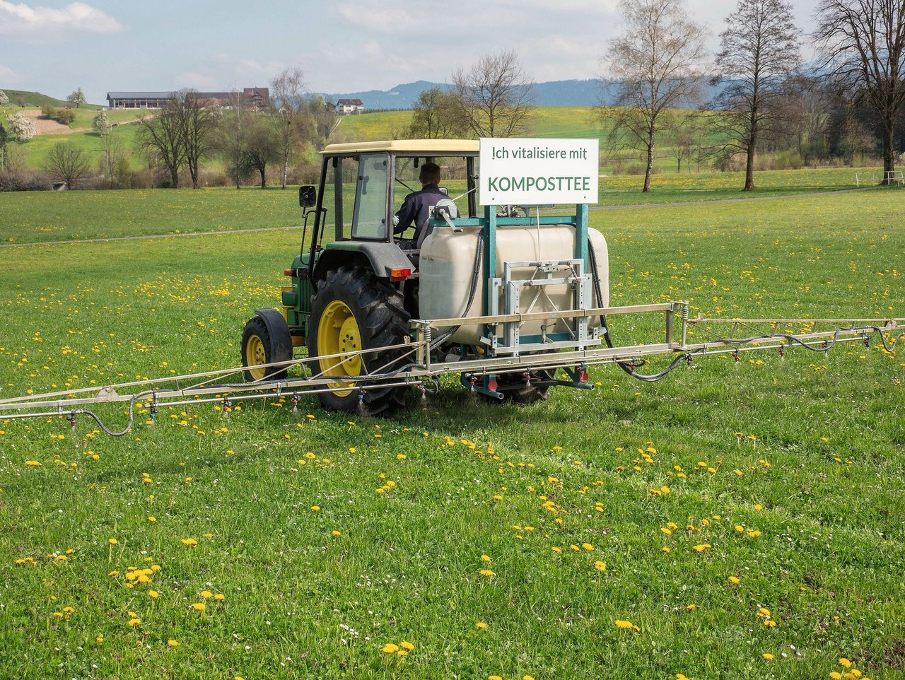 Viele regenerativ arbeitende Landwirte wie hier Pirmin Adler aus Oberrüti AG behandeln ihre Kulturen und Böden mit Kompost-Tee, einer aeroben wässrigen Lösung, die durch Mikro-Organismen im Kompost gewonnen wird.