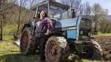Sonja Feldmann mit ihrem Eicher 4048 Allrad (Bild: «die grüne» / Pia Neuenschwander)
