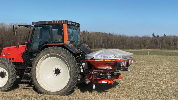 Die Kalkdüngung kann mit dem Düngersteuer durchgeführt werden.Sie hat mehrere positive Effekte auf den Boden. Bild: Strickhof