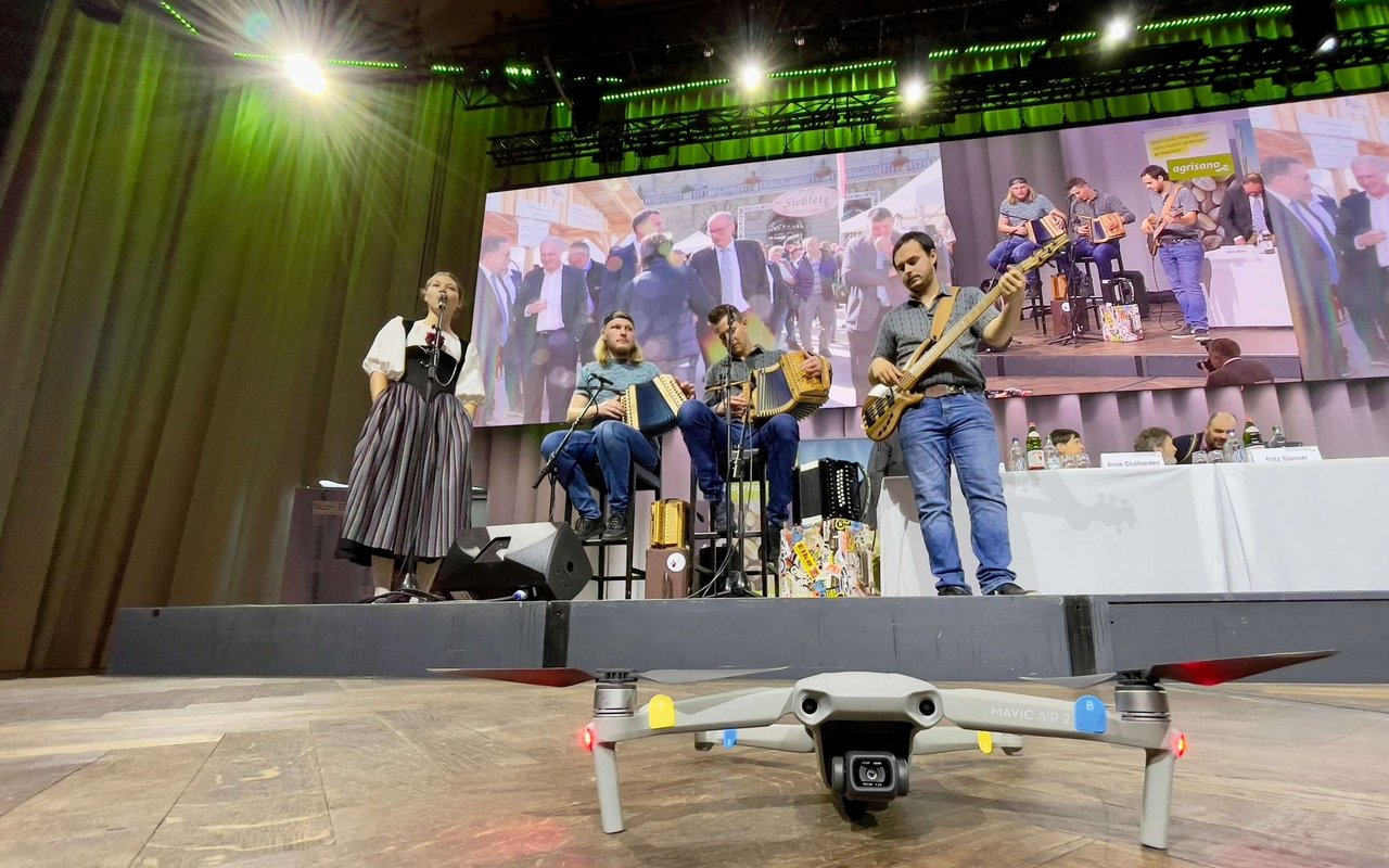 Eine Drohnen und moderne Volksmusiker auf der Bühne.