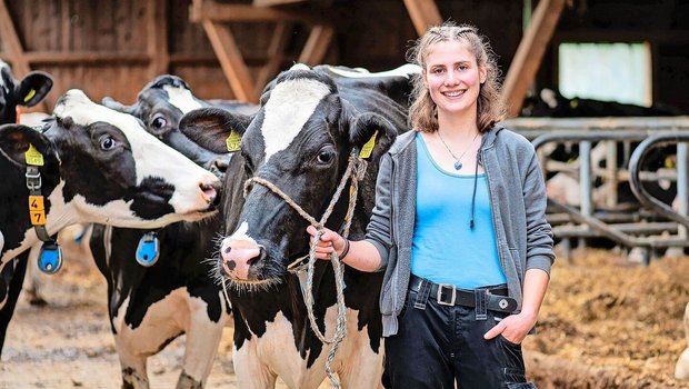 Jasmin Kretz mit Dream Girl, einer ihrer Lieblingskühe auf dem Lehrbetrieb. Die Liebe zu Kühen begleitet sie schon seit ihrer Kindheit auf dem elterlichen Bauernhof.