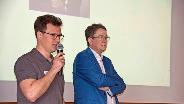 Michael Feller (links), Forschender an der HAFL in Zollikofen BE, und Bundesrat Albert Rösti referierten am dritten Forum Alpwirtschaft am Inforama Berner Oberland in Hondrich. 