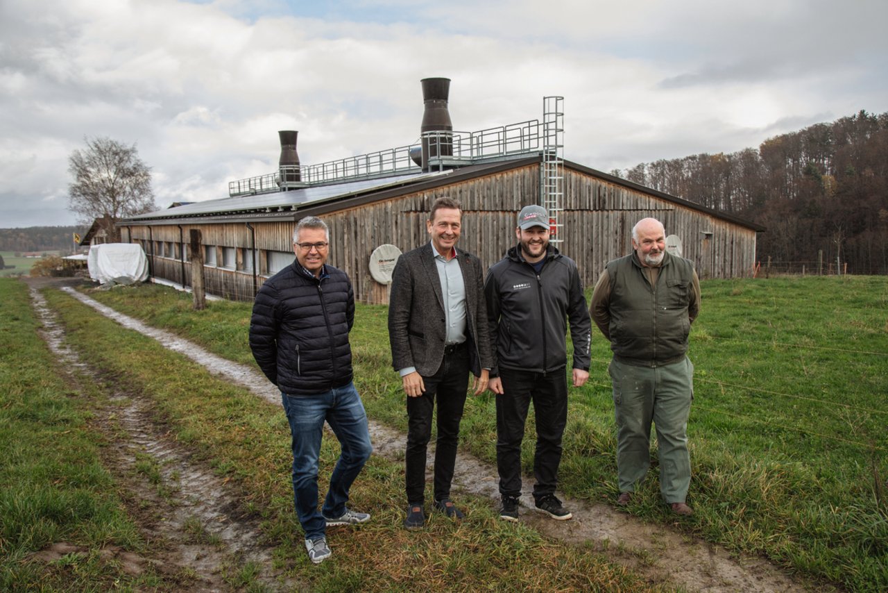 Gemeinsam zum Minergie-Stall (v.l.): René Steiner vom WPC Wärmepumpen-Center, David Stauffer von der Globogal AG, Mathias und Hans Leuenberger. Bild: Pia Neuenschwander