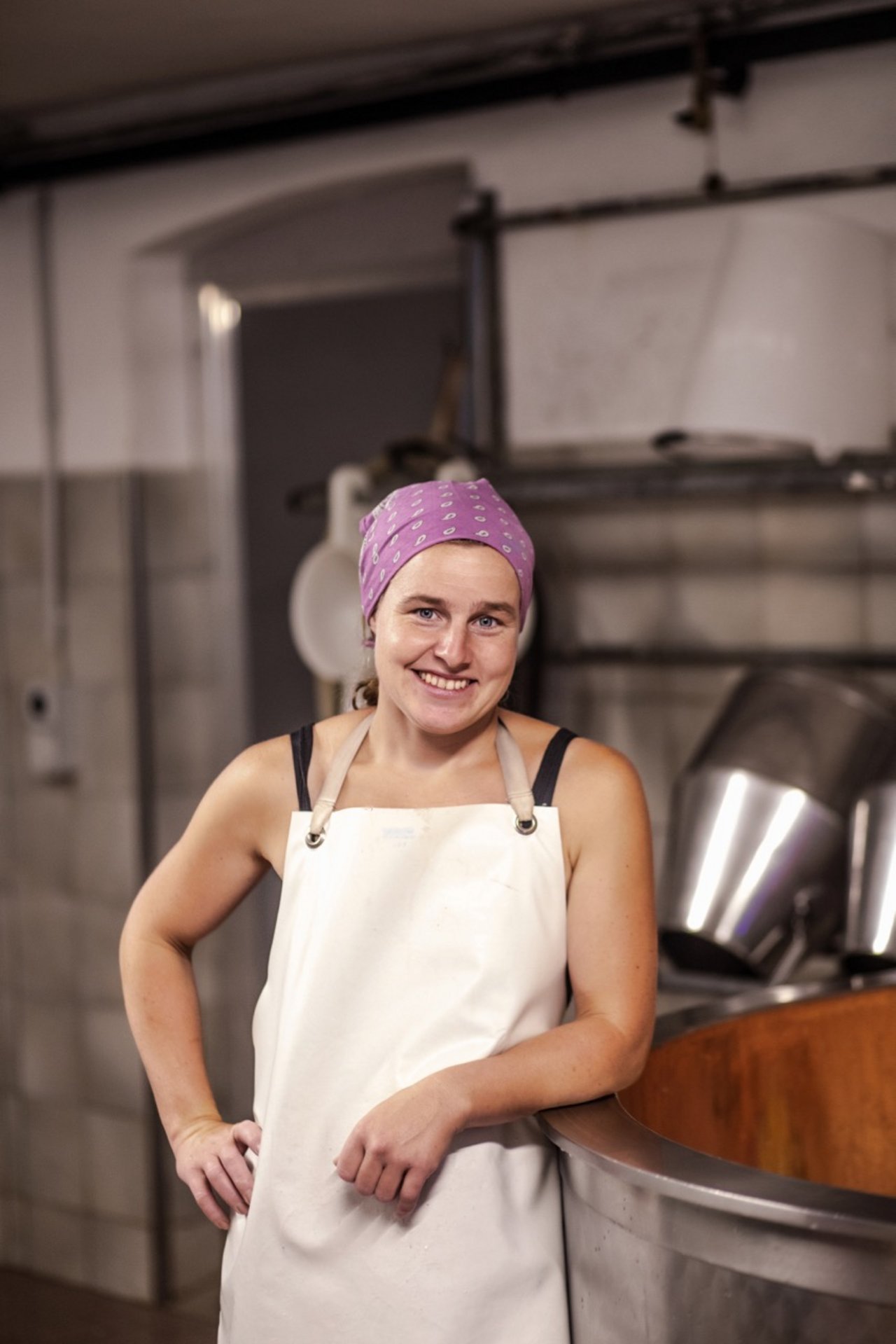 Auf der Alp Bösbächi gibt es keine klassische Rollenverteilung. Manchmal käst Rita Widmer, manchmal ihr Mann Reto Widmer. Bild: Pia Neuenschwander