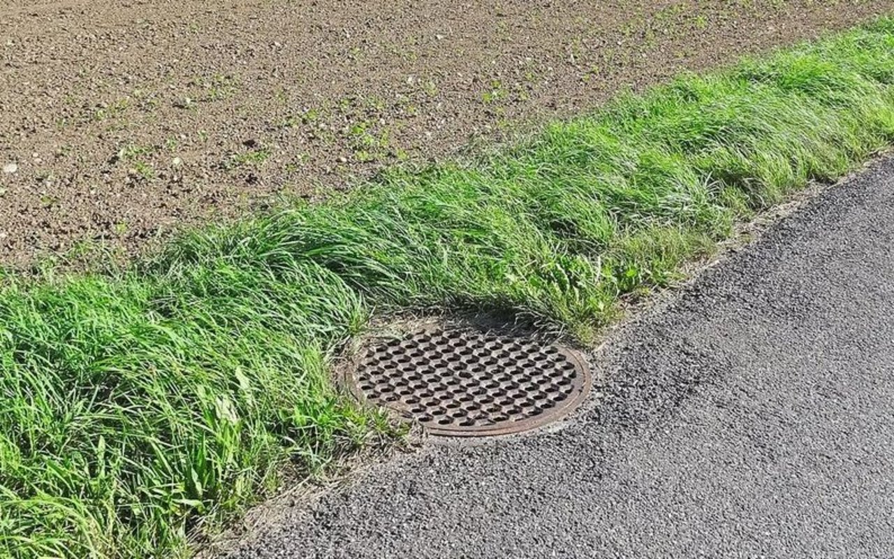 Der Randstreifen muss 0,5 m ab Schachtrand betragen. Hier zu schmal.