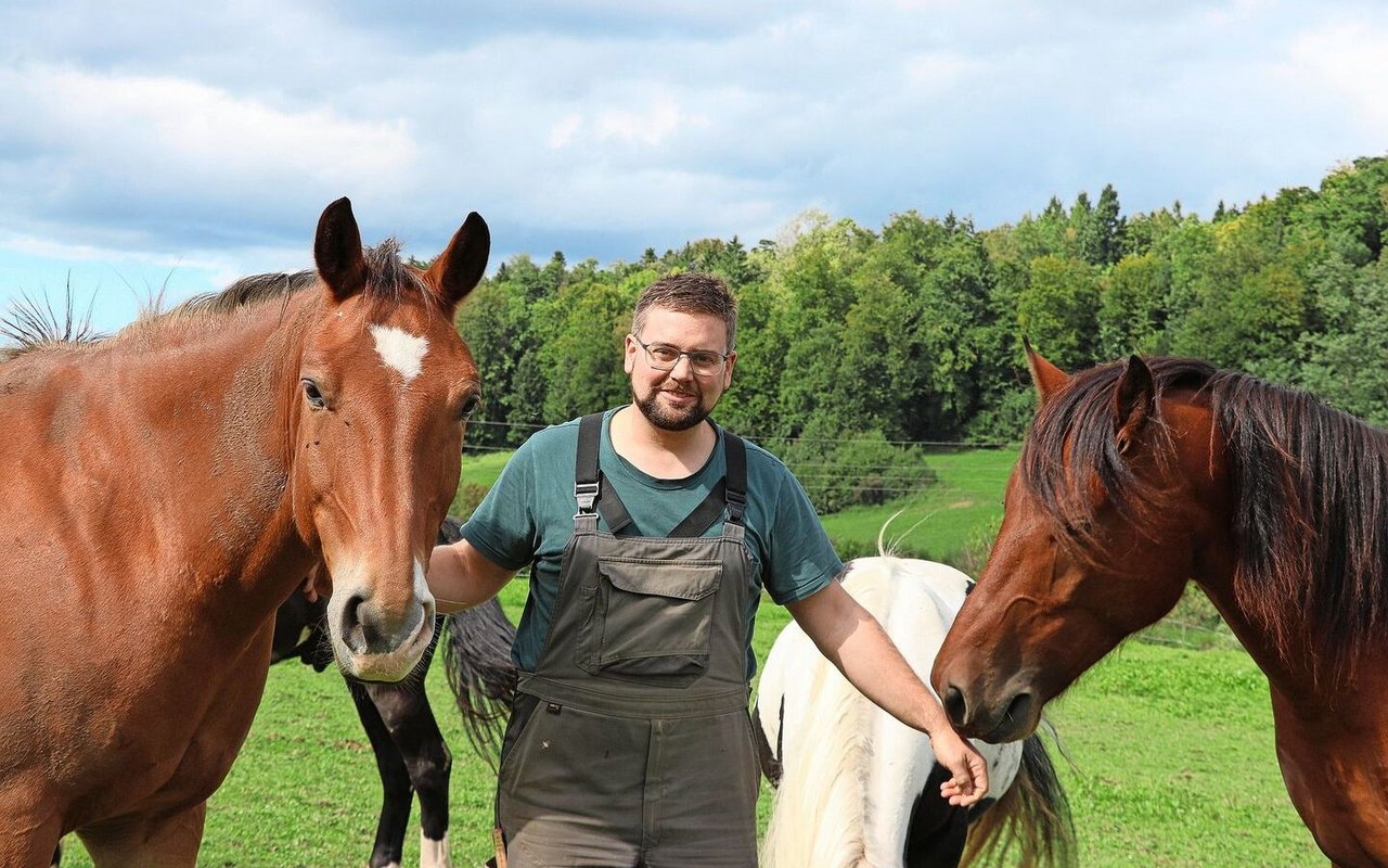 Für Landwirt Ueli Suter ist die Arbeitseffizienz neben dem Einkaufspreis ein wichtiger Faktor für die Wirtschaftlichkeit einer Einstreu.
