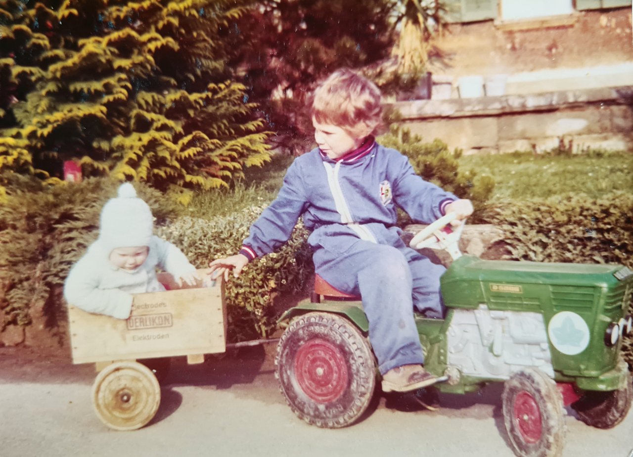 «die grüne» Landtechnik-Redaktor Beat Schmid auf dem Traktor mit Schwester Brigitte im Anhänger. Bild: Katharina Schmid