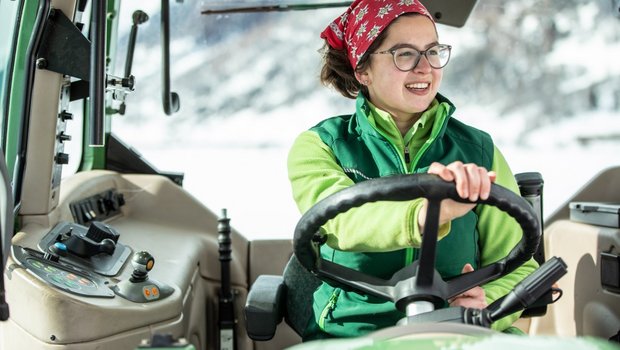 Anina Ritler liebt die Arbeit mi dem Motormäher und dem Mähtraktor im steilen Gelände. Bild: Pia Neuenschwander