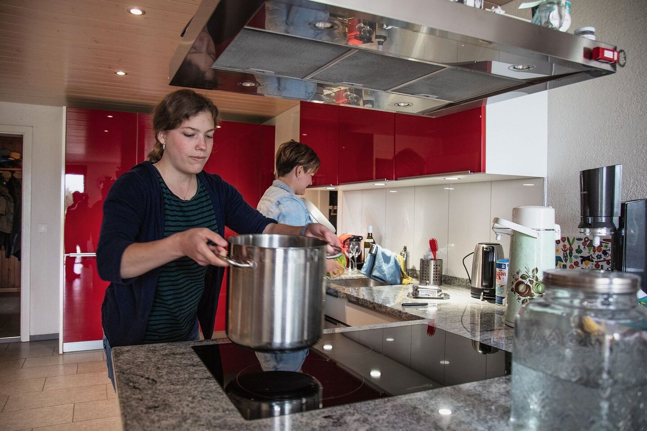 Für 17 Leute kochen braucht Vorbereitung und grosse Töpfe. 