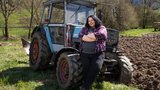 Sonja Feldmann mit ihrem Eicher 4048 Allrad (Bild: «die grüne» / Pia Neuenschwander)