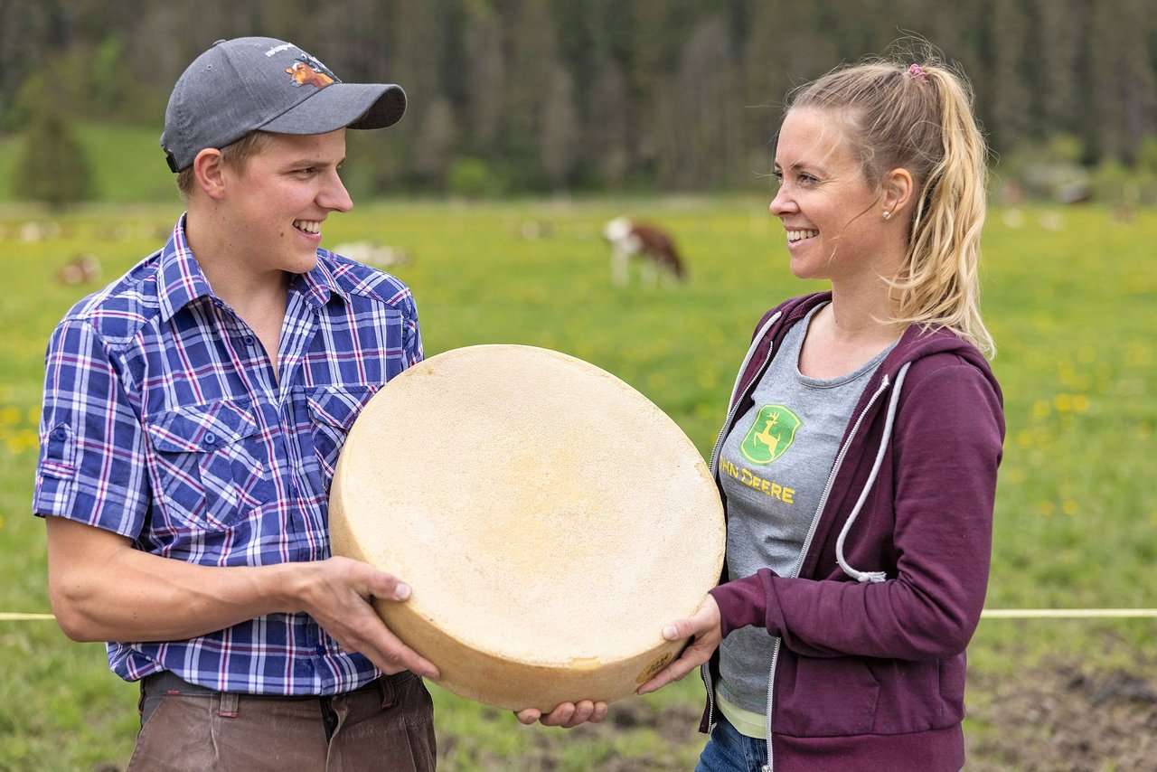 Martin Bergmann und Jasmine Baumann mit einem ihrer Gletscherbach-Käse aus dem Alpsommer 2020. Bild: die grüne/Gian Vaitl