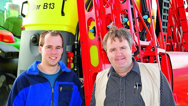 <p class="Bildlegende_Bildlegende_x05">David und Ernst Bänninger haben schon vor der Anschaffung der neuen Spritze konsequent auf dem Feld gereinigt und sind dafür ab- und aufgestiegen. (Bild: Katharina Scheuner)</p>