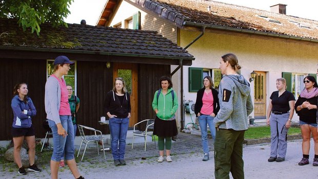 Janine Albrecht, Betriebsleiterin auf dem Sunnehof, begrüsst die Teilnehmerinnen des Arbeitskreises. Sie managt den Betriebszweig «Beeren» und erklärt ihren Berufskolleginnen die verschiedenen Arbeitsschritte. 