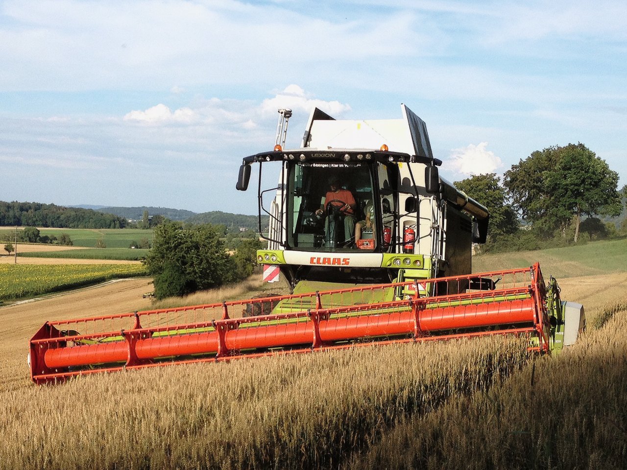 Der Claas Lexion 670 Montana ist der neuste Drescher im Maschinenpark von Felix Ruh und seit dem Jahr 2020 im Einsatz. Die Maschine verfügt über viele Sensoren, welche den Fahrer bei der Arbeitsqualität unterstützen. Bild: zVg