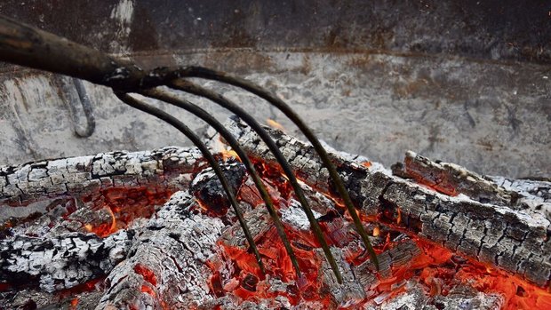 Im Innern des Behält Im Innern des Behälters wird es bei der Pyrolyse über 600 Grad heiss. Während des Prozesses muss immer jemand anwesend sein zum Überwachen und Nachlegen von Brenngut.