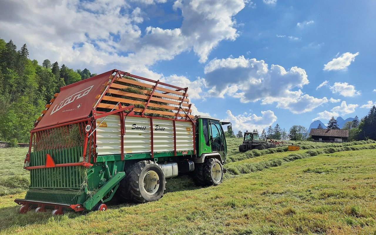 Der Schiltrac Swisstrans ist im Simmental schon von weitem an seiner elegant geformte Kabine zu erkennen. Was in der Praxis zählt, sind aber seine «inneren Werte»: unkomplizierten Bedienung und hohe Verarbeitungsqualität.Bild: Schiltrac