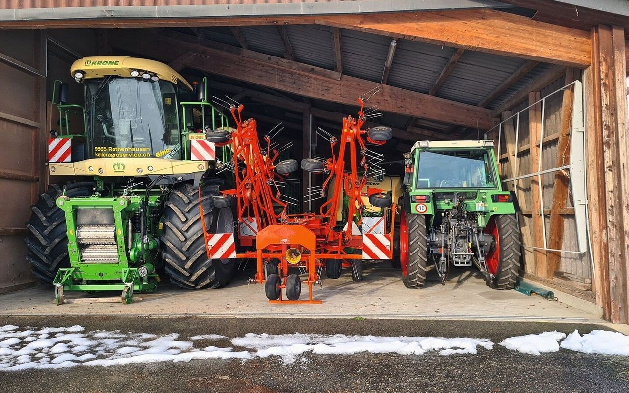 Im Maschinenpark von Heinz Keller finden sich Maschinen verschiedener Epochen. Dies zeigt, wie sich die Technologie bei der Landtechnik stetig entwickelt.