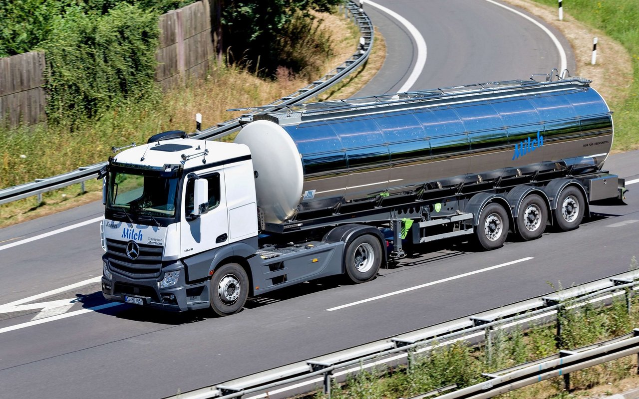 Deutscher Milchtankwagen auf der Autobahn.