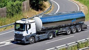 Deutscher Milchtankwagen auf der Autobahn.