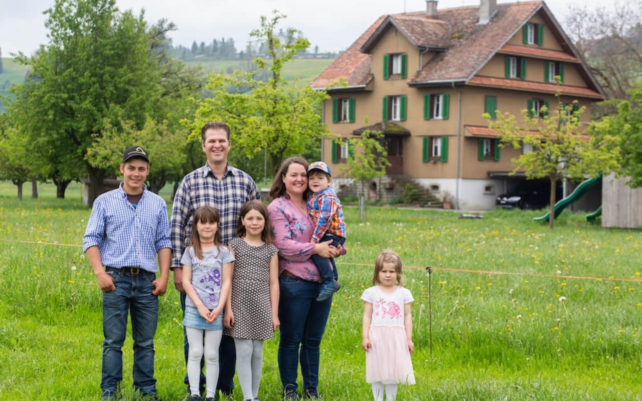 Young Farmer Sepp Infanger mit der Familie seines ehemaligen Lehrmeisters Roger Frei. Bild: Pia Neuenschwander