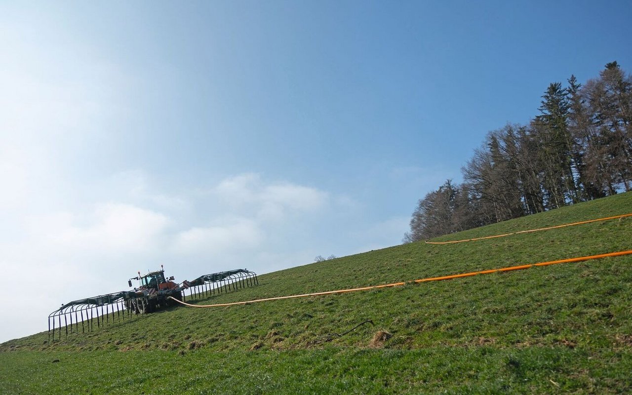 Die Verschlauchung mit einem Schleppschlauchgestänge ist eine Alternative für Güllefässer mit Breitverteiler, die ab 2024 nicht mehr erlaubt sind.