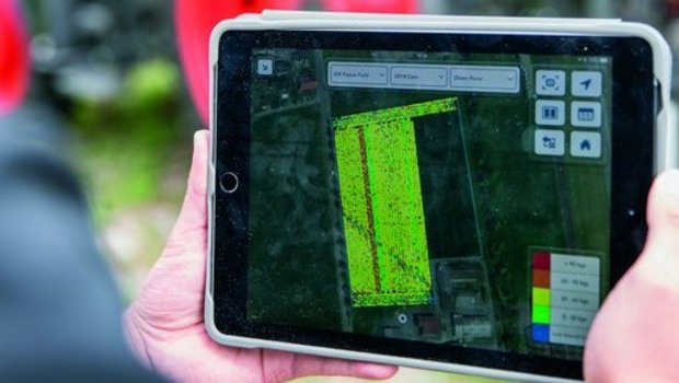 Swiss Future Farm Auf einem Bildschirm ist per GPS die Feldskizze zu sehen.